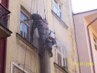 Demolice komínu horolezeckou technikou, Praha 